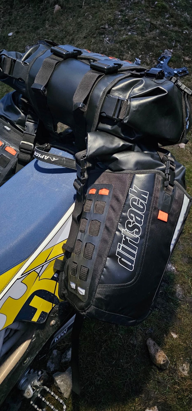 Dirtsack Rackless V2 Soft Luggage 2 x 24 litre All Black Fuel Cut Out 690/701 450 Rally